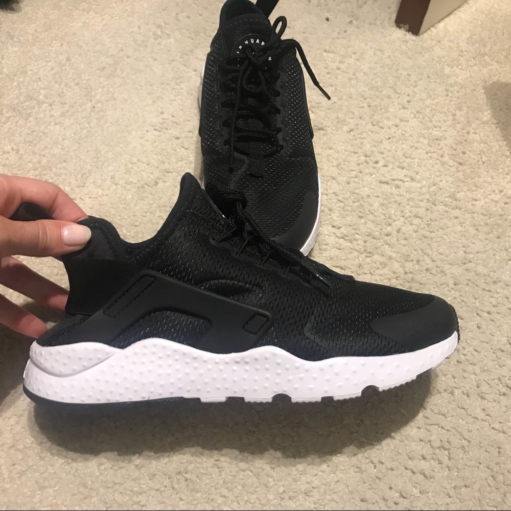 Nike Huarache black and white size 6